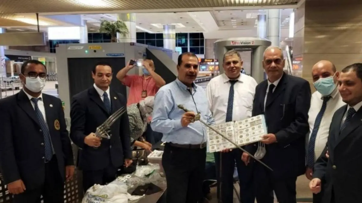 دور دنیا | دستگیری مسافری با انواع سلاح در فرودگاه قاهره