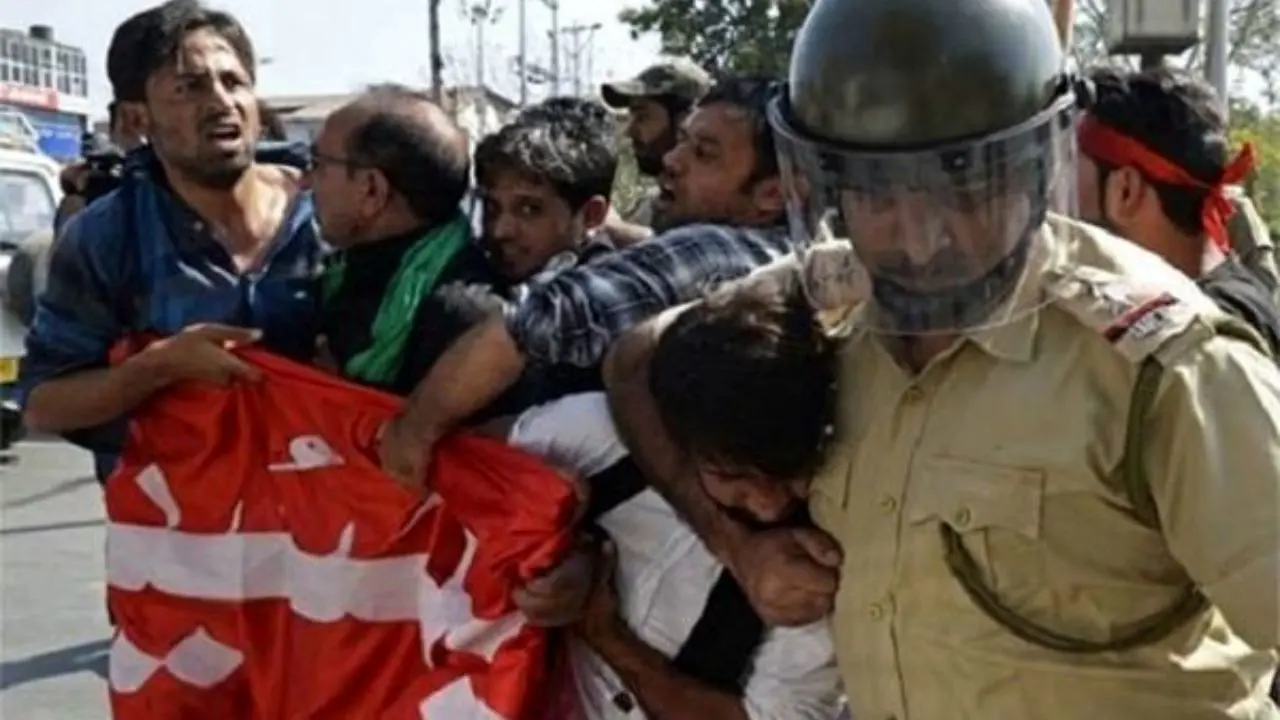 حمله وحشیانه پلیس هند به عزاداران در کشمیر+ ویدئو (تصاویر خشن)