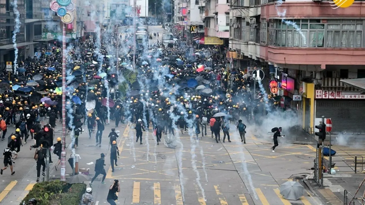 نزدیک به 300 تن توسط پلیس هنگ کنگ بازداشت شدند