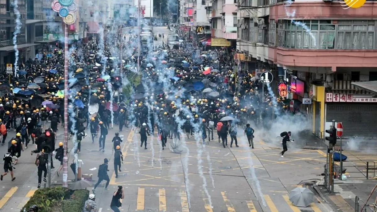 نزدیک به 300 تن توسط پلیس هنگ کنگ بازداشت شدند