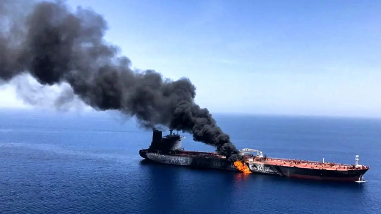 انفجار و آتش‌سوزی در نفتکش بزرگی در آب‌های سریلانکا