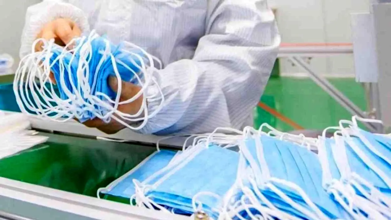 تولیدکنندگان ماسک‌ها را به مراکز درمانی تحویل دهند