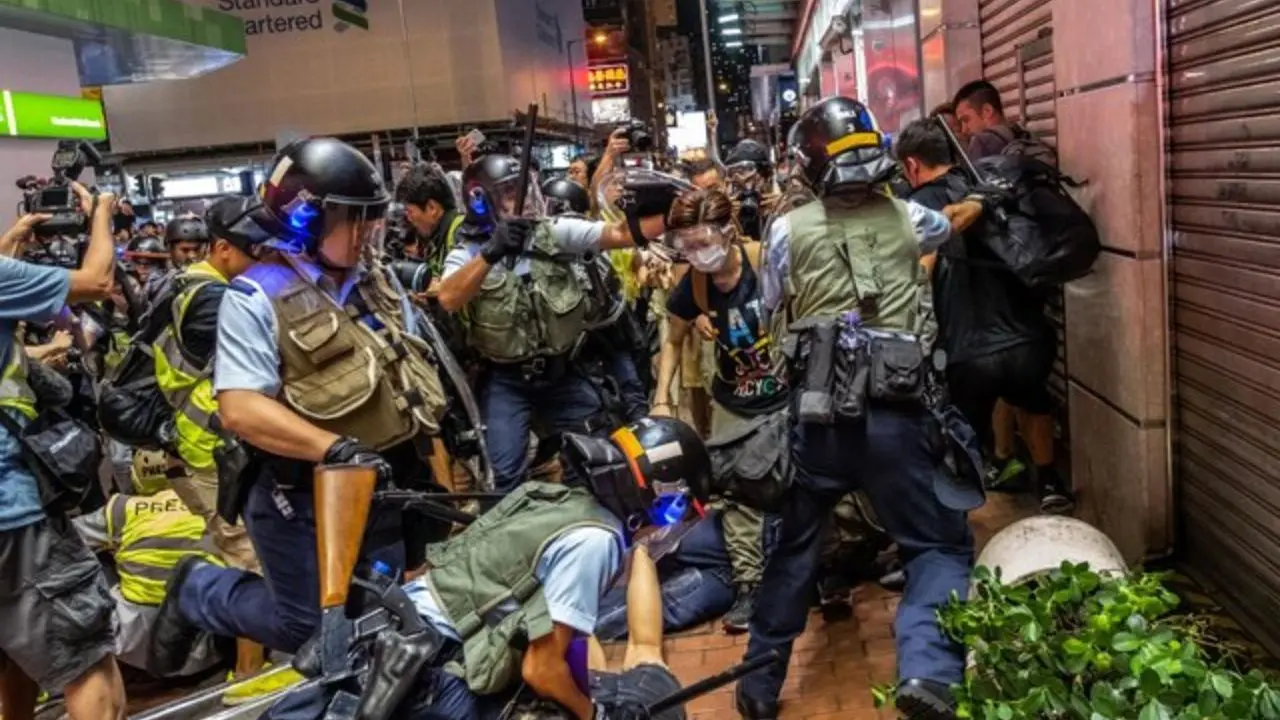 دستگیری 30 نفر از معترضان هنگ کنگ