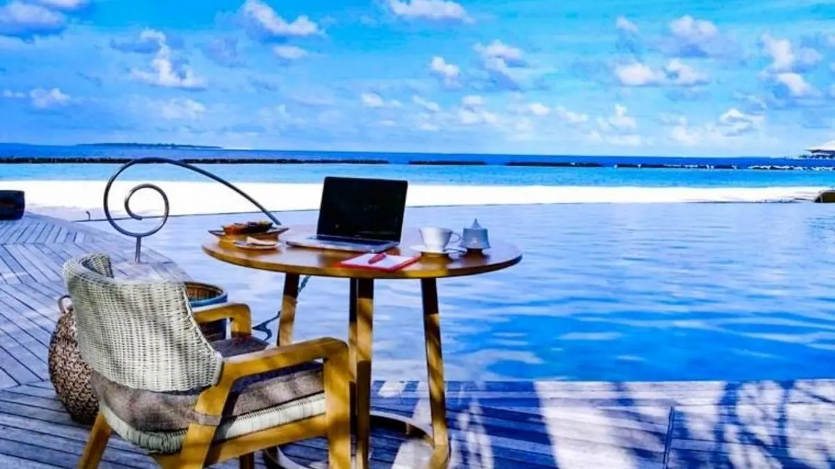 دور دنیا | پیشنهاد عجیب دورکاری برای کارمندان ثروتمند در سواحل مالدیو