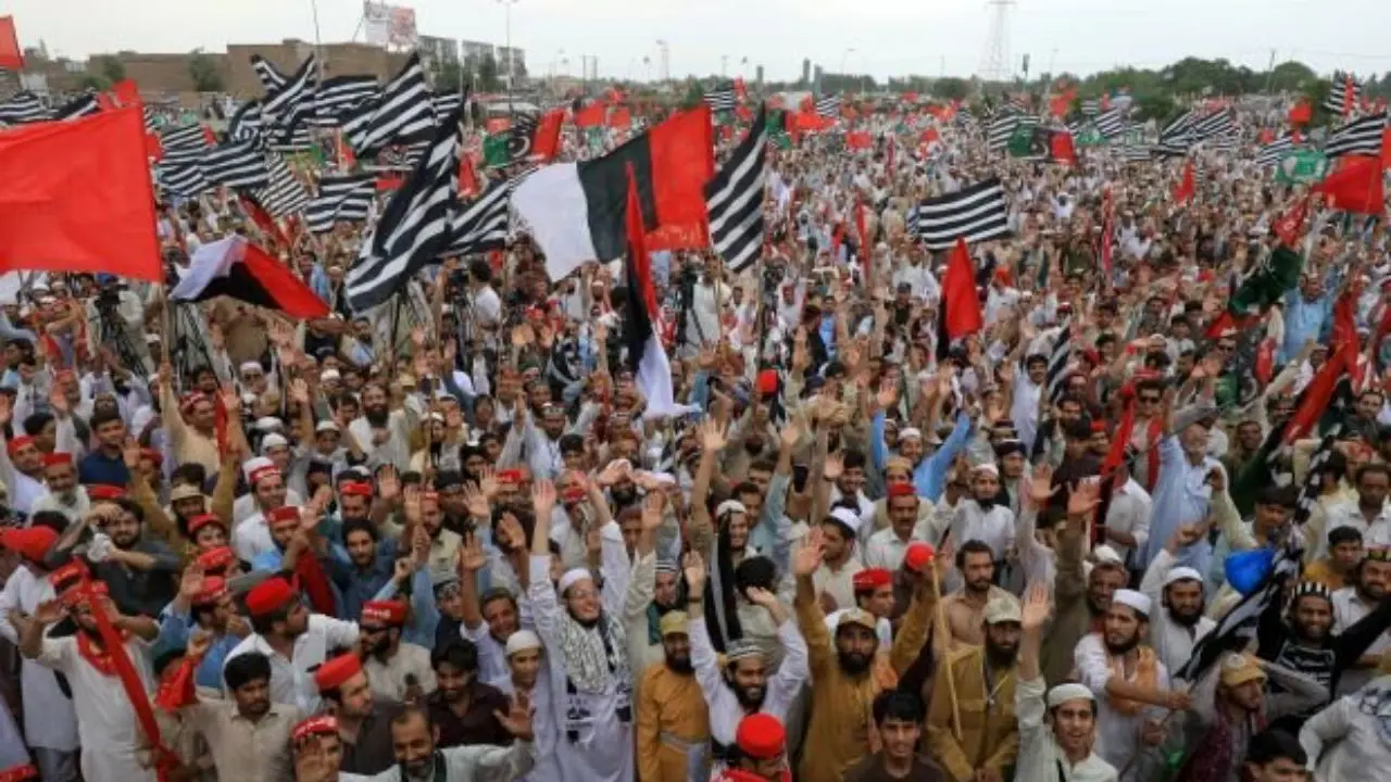 ده ها هزار معترض پاکستانی به خیابان ها آمدند