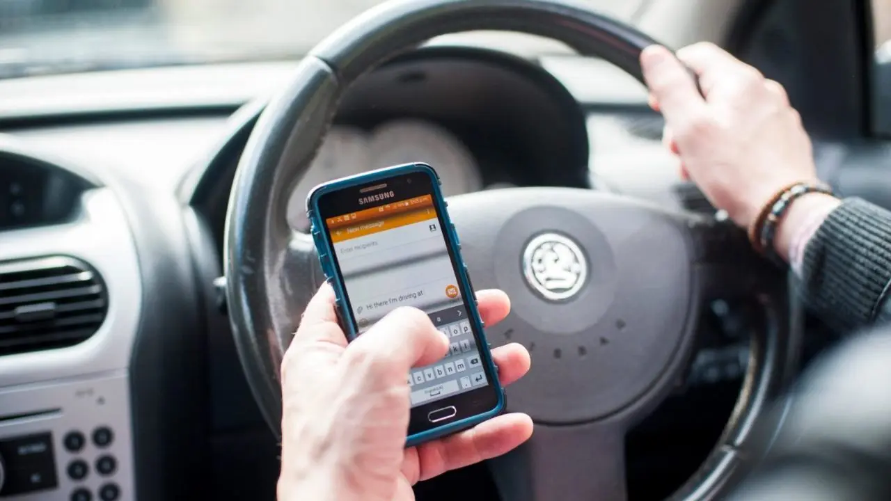 دور دنیا | سوءاستفاده رانندگان باعث تغییر قانون استفاده از موبایل در بریتانیا شد