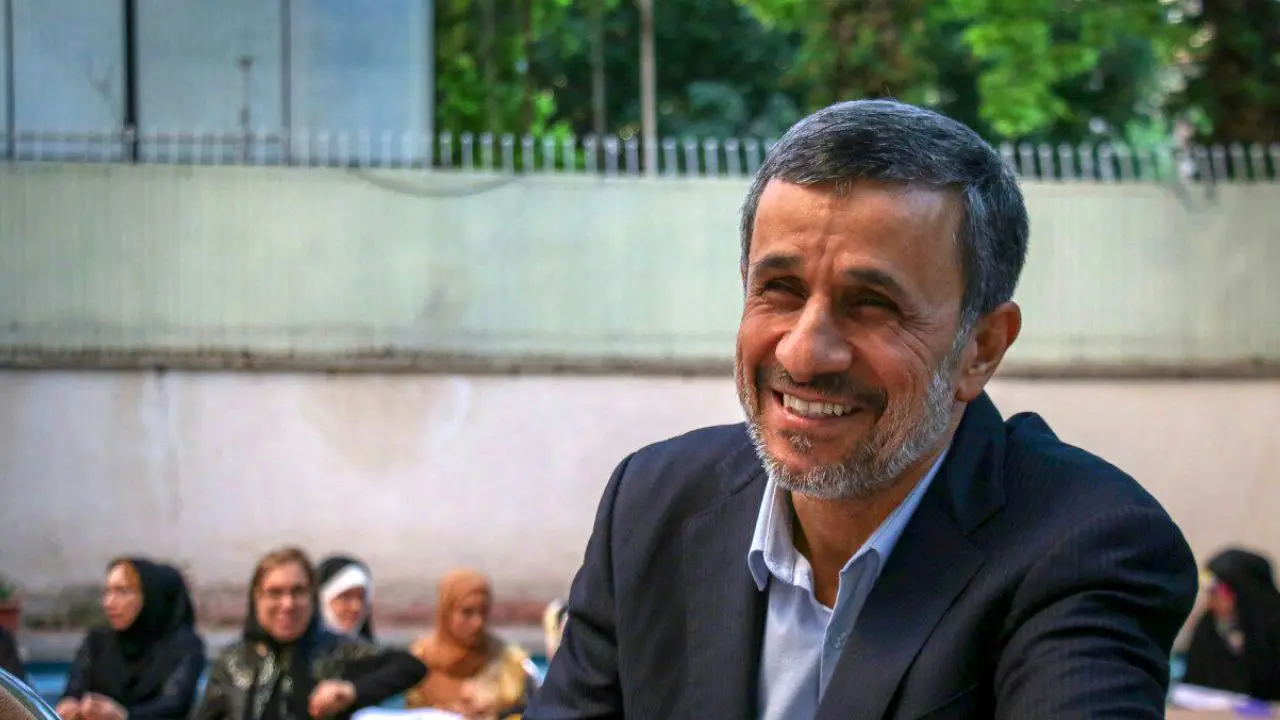 احمدی‌نژاد همان است که به دوربین زل می‌زد و خلاف می‌گفت / می‌گوید میرحسین موسوی از طرف طبقه حاکم و اشراف بوده و او مظلوم ماجراست