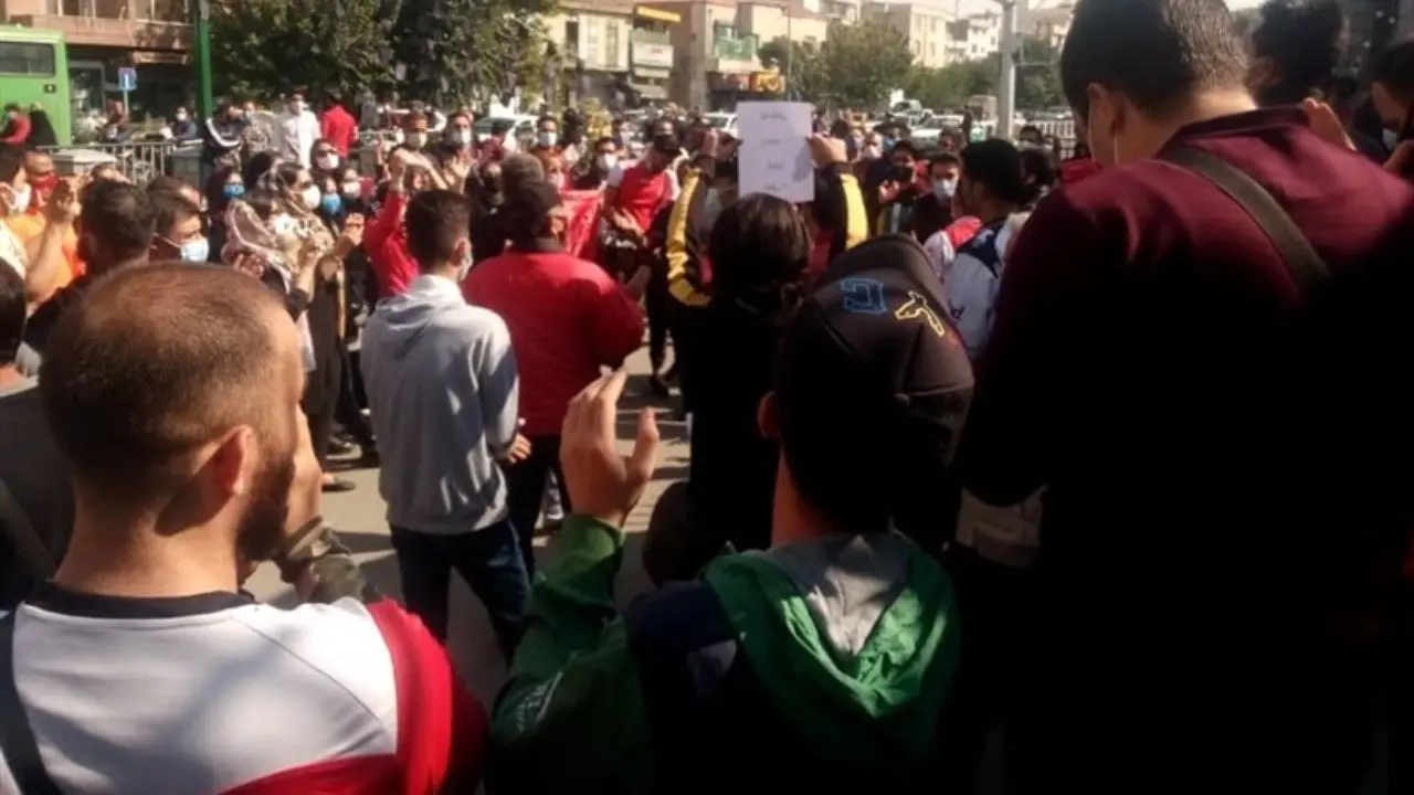هواداران پرسپولیس مقابل مجلس تجمع کردند + عکس