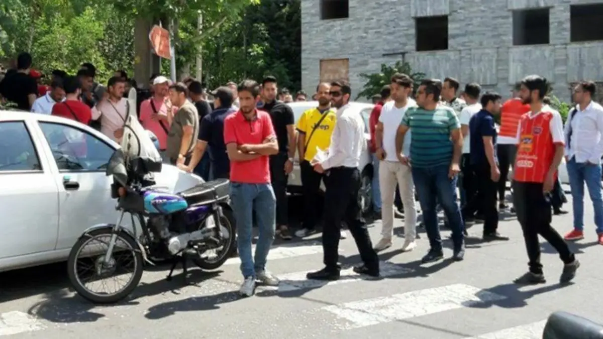 تجمع هواداران پرسپولیس مقابل وزارت ورزش و جوانان
