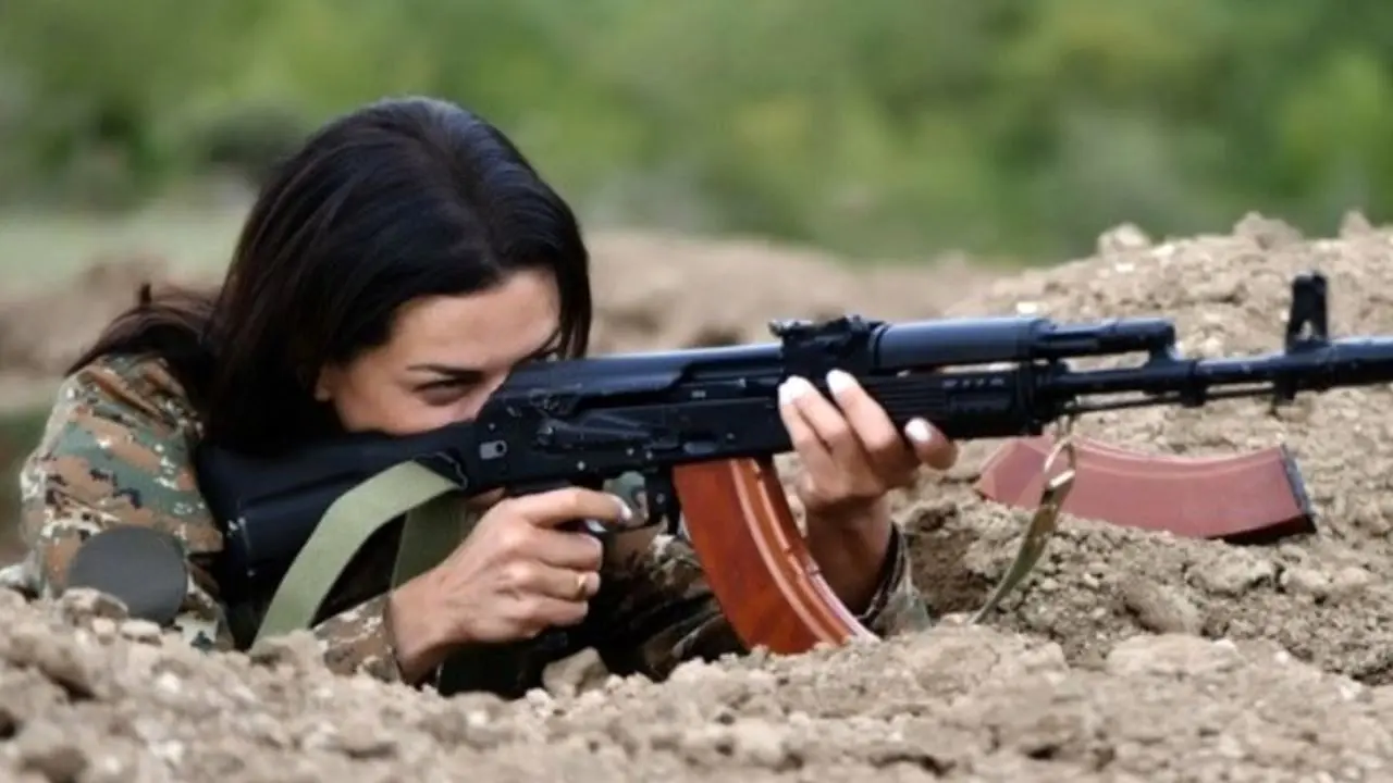 همسر نخست وزیر ارمنستان دست به اسلحه شد + تصویر