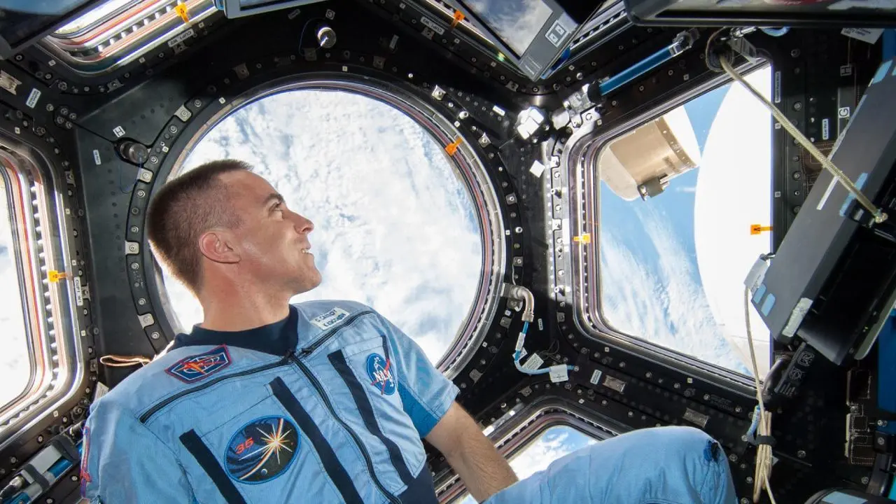 ویروس کرونا | فضانوردی که هنگام آماده شدن برای بازگشت به زمین ماسک می‌زند