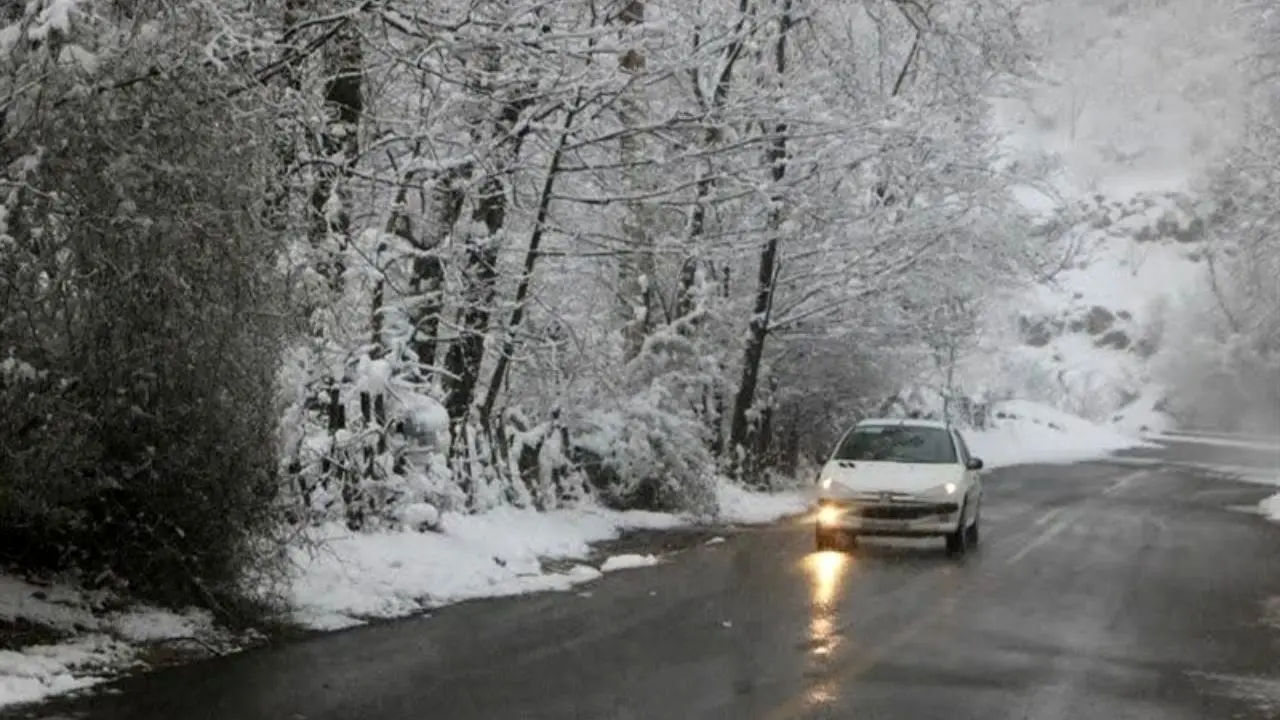 بارش برف در مازندران/ جاده 9 استان بارانی شد