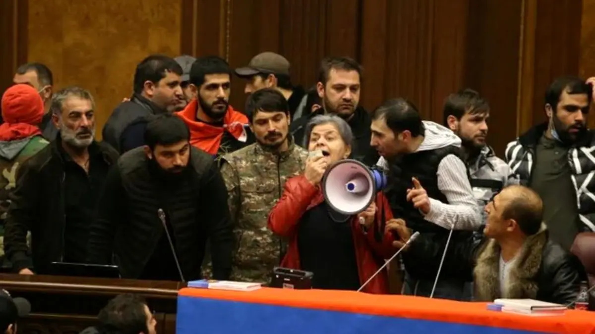 استعفای نخست‌وزیر، حرف معترضان دولت و پارلمان ارمنستان