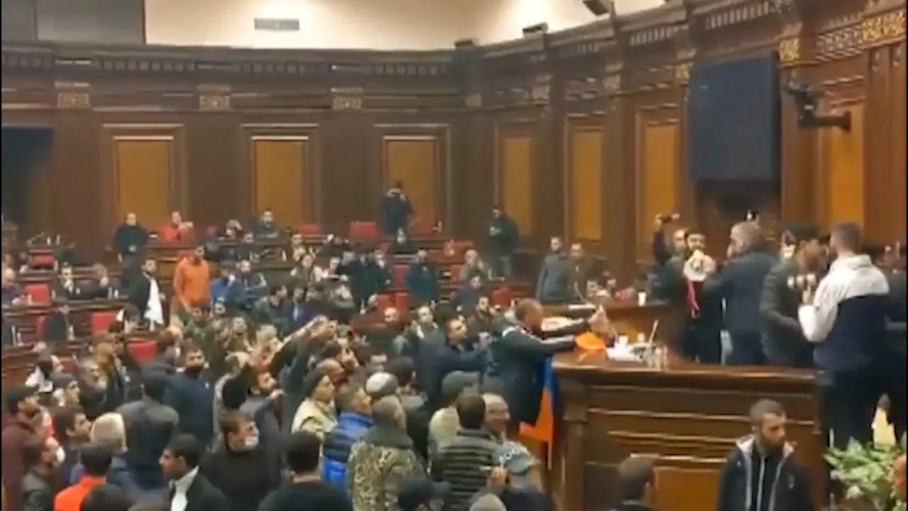 معترضان ارمنستانی وارد پارلمان شدند
