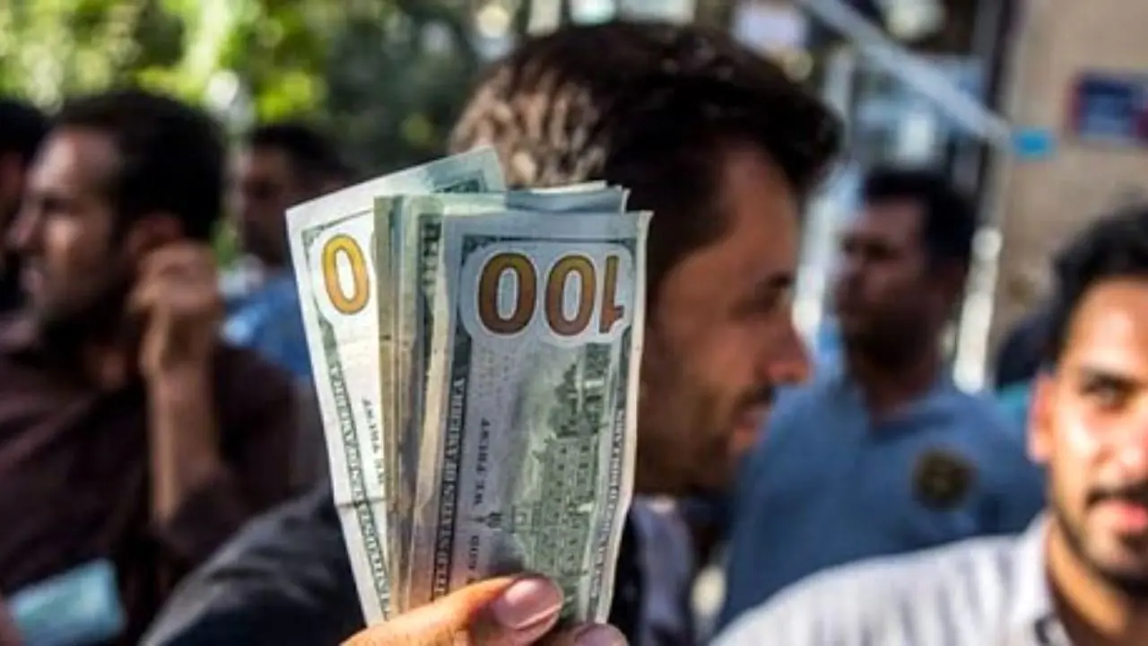 سقوط قیمت دلار در بازار ایران / صراف‌ها: مردم فروشنده شدند