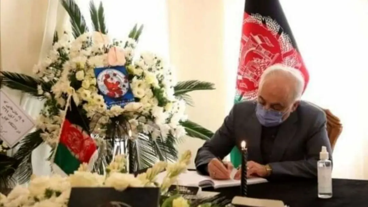 امضای دفتر یادبود قربانیان عملیات تروریستی دانشگاه کابل توسط معاون رئیس جمهور ایران