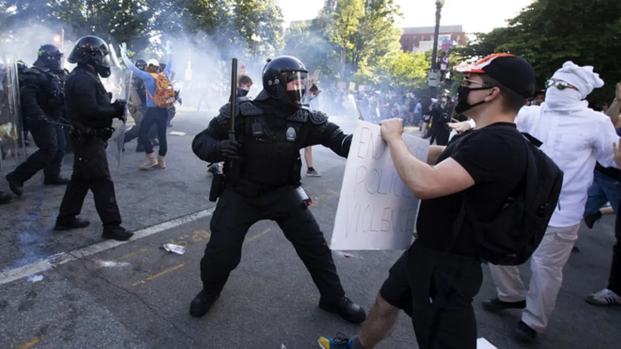 حضور گسترده پلیس ضدشورش در خیابان‌های آمریکا+ ویدئو
