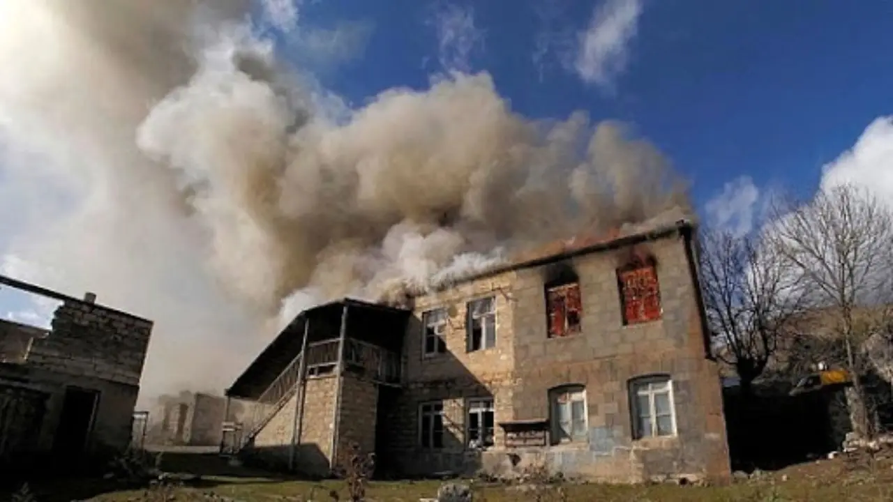 ساکنان روستای چارکتار قره باغ پیش از تخلیه خانه های خود را آتش زدند