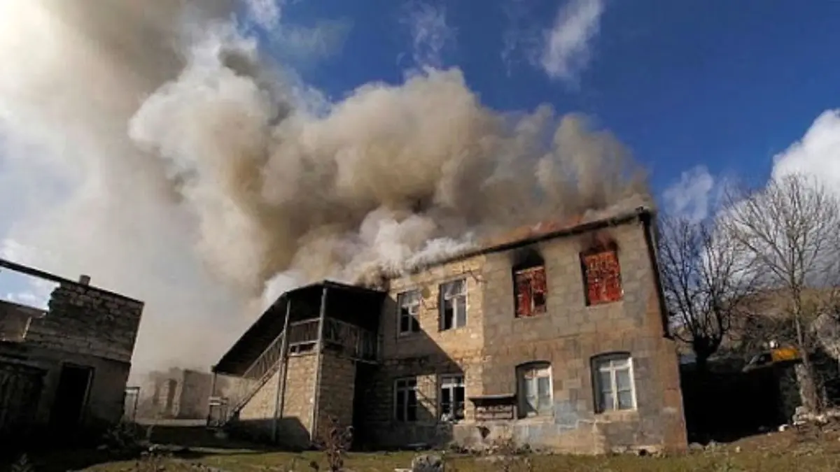 ساکنان روستای چارکتار قره باغ پیش از تخلیه خانه های خود را آتش زدند