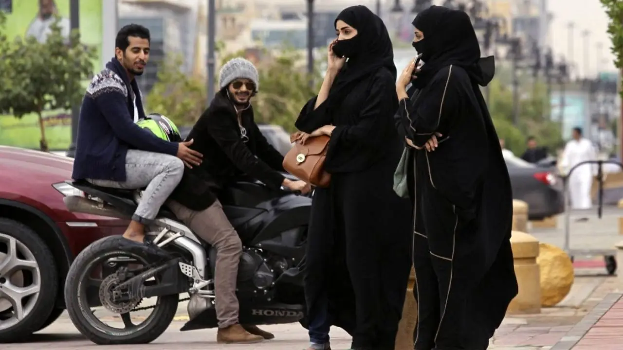 دور دنیا | اپلیکیشن مقابله با تعرض، روی موبایل زنان عربستانی نصب شد
