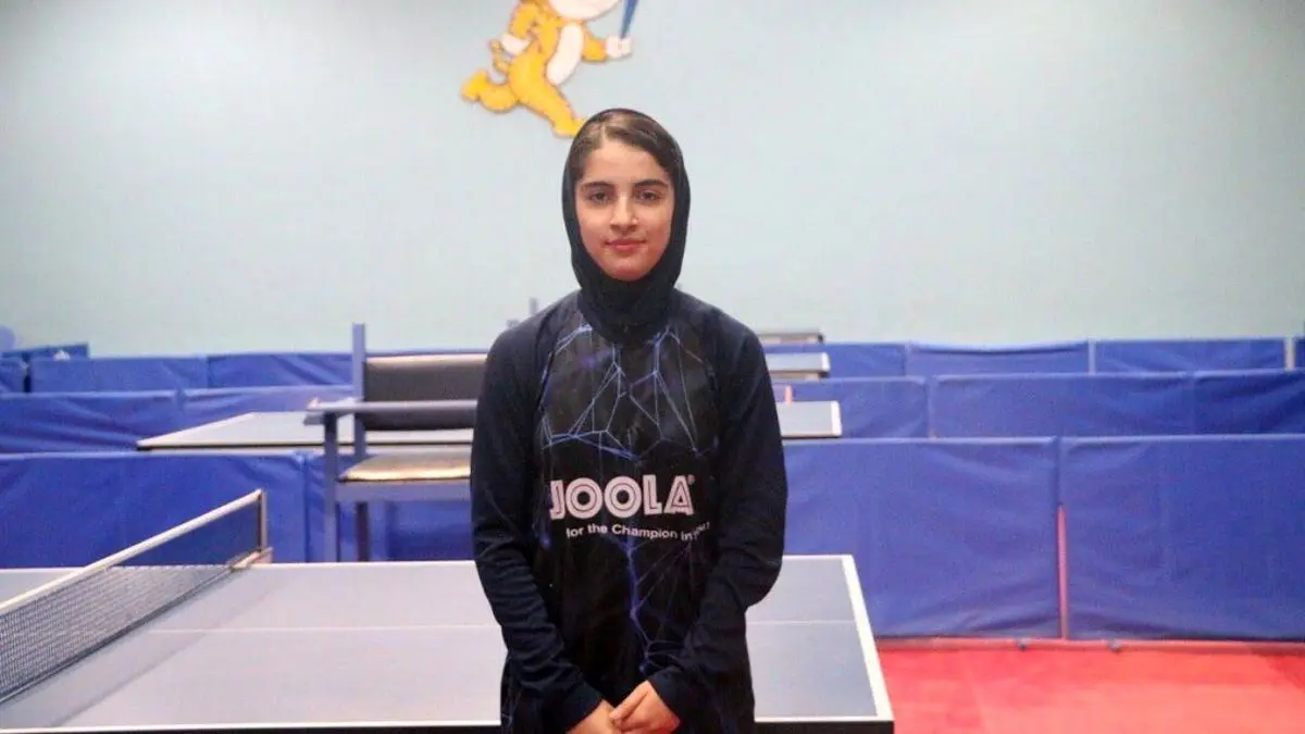 پدیده نوجوان پینگ پنگ ایران در پارکینگ تمرین می‌کند