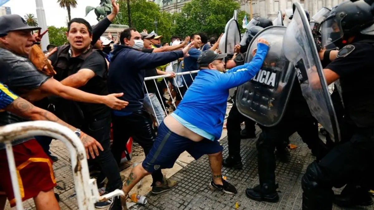 درگیری طرفداران مارادونا با پلیس در حاشیه تشییع پیکر اسطوره فوتبال آرژانتین