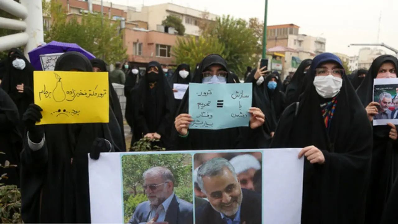 تجمع دانشجویان مقابل مجلس به منظور محکوم کردن ترور شهید فخری‌زاده