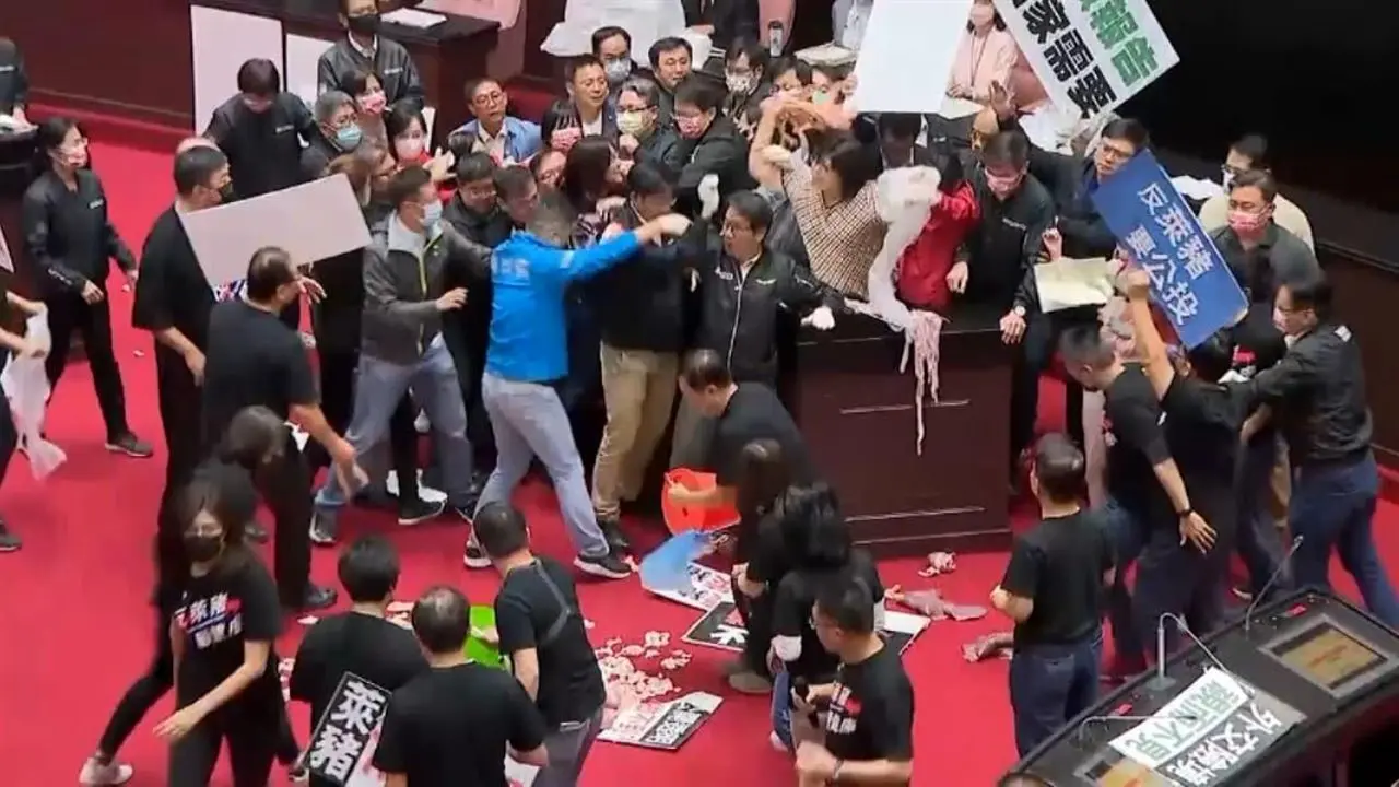 واردات گوشت خوک نمایندگان پارلمان تایوان را به جان هم انداخت + ویدئو