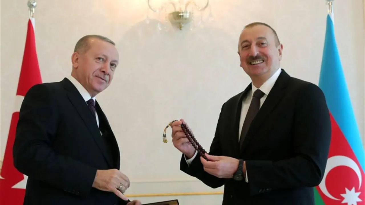 پرچم آذربایجان به عنوان نماد ایثارگری شهدایمان در قره‌باغ به اهتزاز درمی‌آید