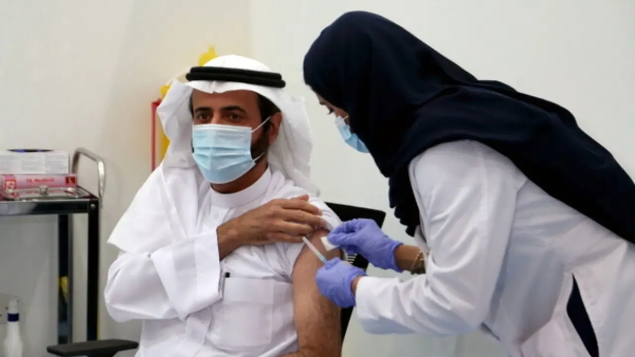 وزیر بهداشت عربستان اولین دوز واکسن کرونا را دربافت کرد