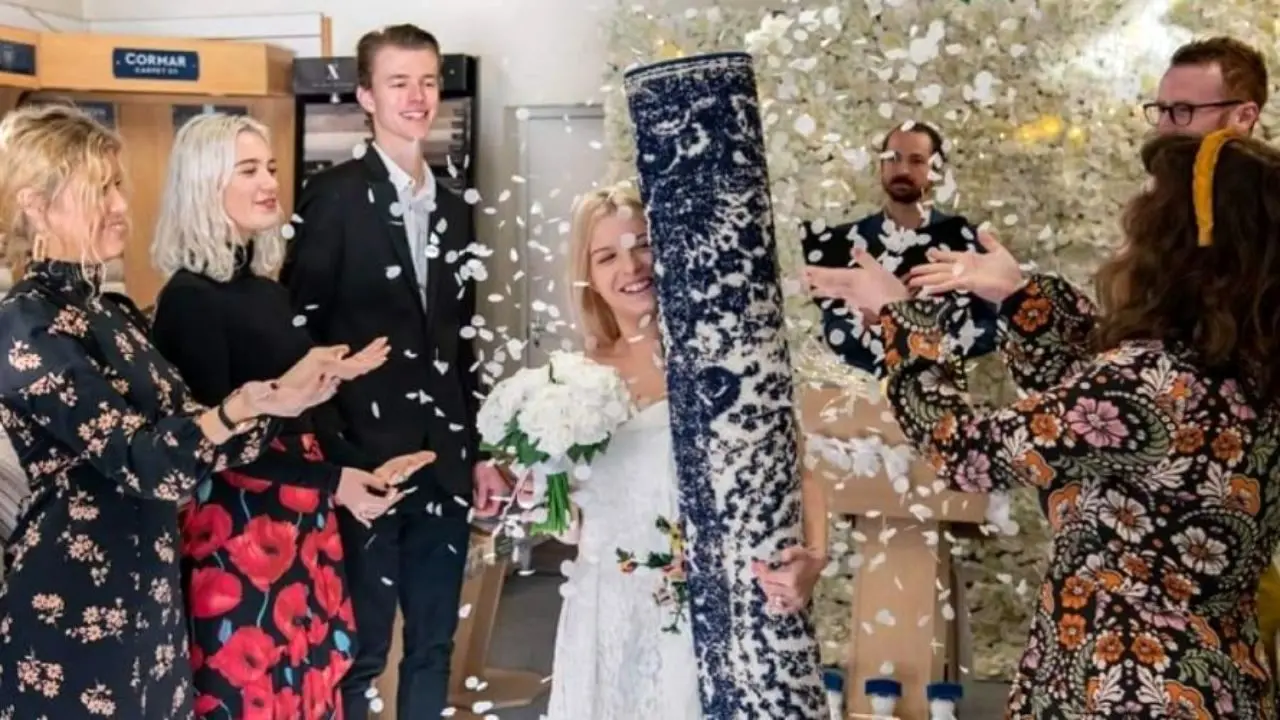 دور دنیا | زنی با فرش خانه خود ازدواج کرد!