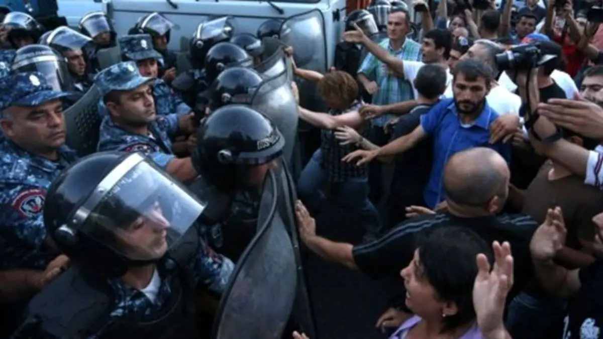 اعتراضات در ارمنستان به خشونت کشیده شد
