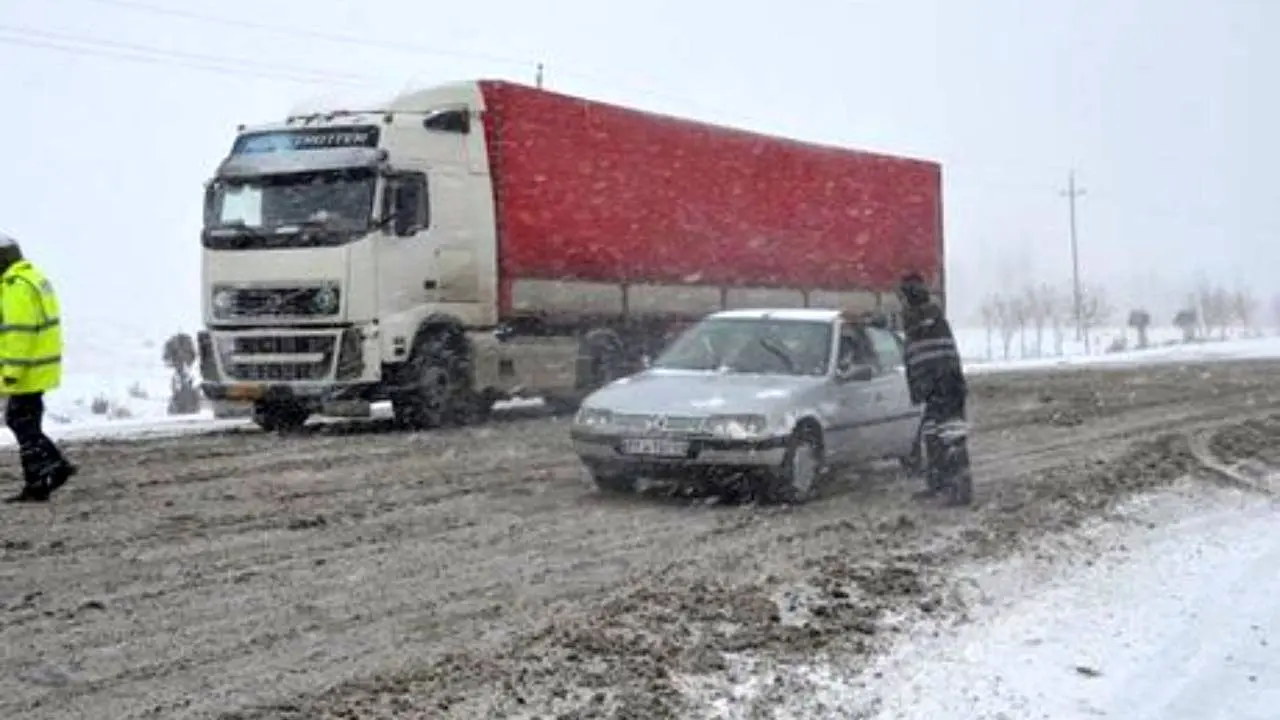 جاده‌های 9 استان کشور تحت تاثیر برف و باران