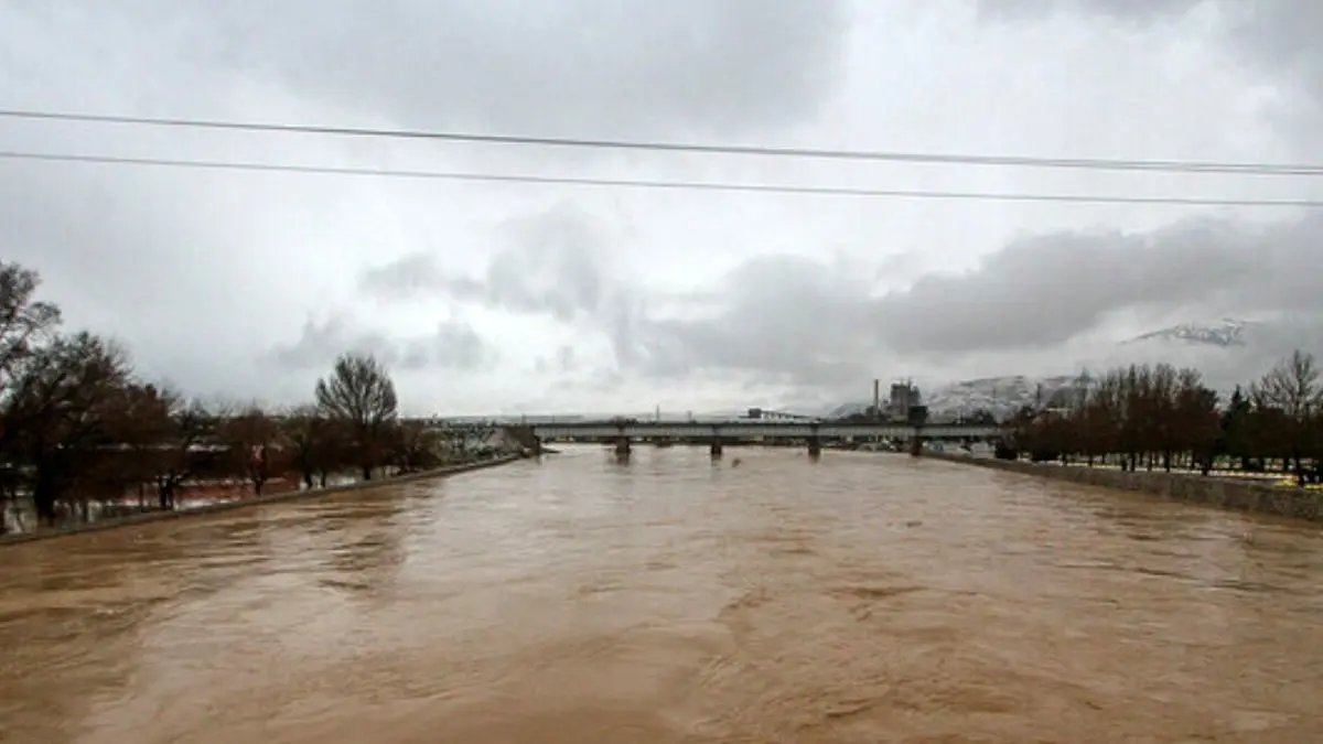 عملیات مهار سیلاب در مناطق بحرانی کشور