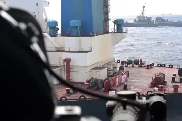 ببینید | لحظه هجوم نیروهای آمریکایی به نفتکش ورونیکا ۳ در اقیانوس هند