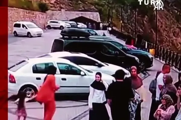 ببینید| سقوط خونین خودروی سواری حین پارک به داخل دره