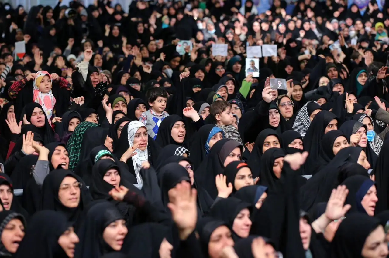 ببینید | پخش پیام خبرنگار زن از غزه در حسینیه امام خمینی در حضور رهبر انقلاب و جمعی از بانوان