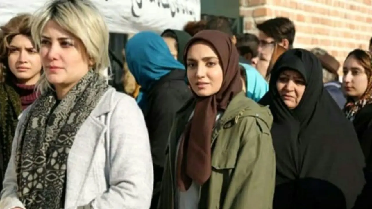 واکنش کیانوش عیاری به حضور زنان با کلاه گیس در سریال «روزهای ابدی» + ویدئو