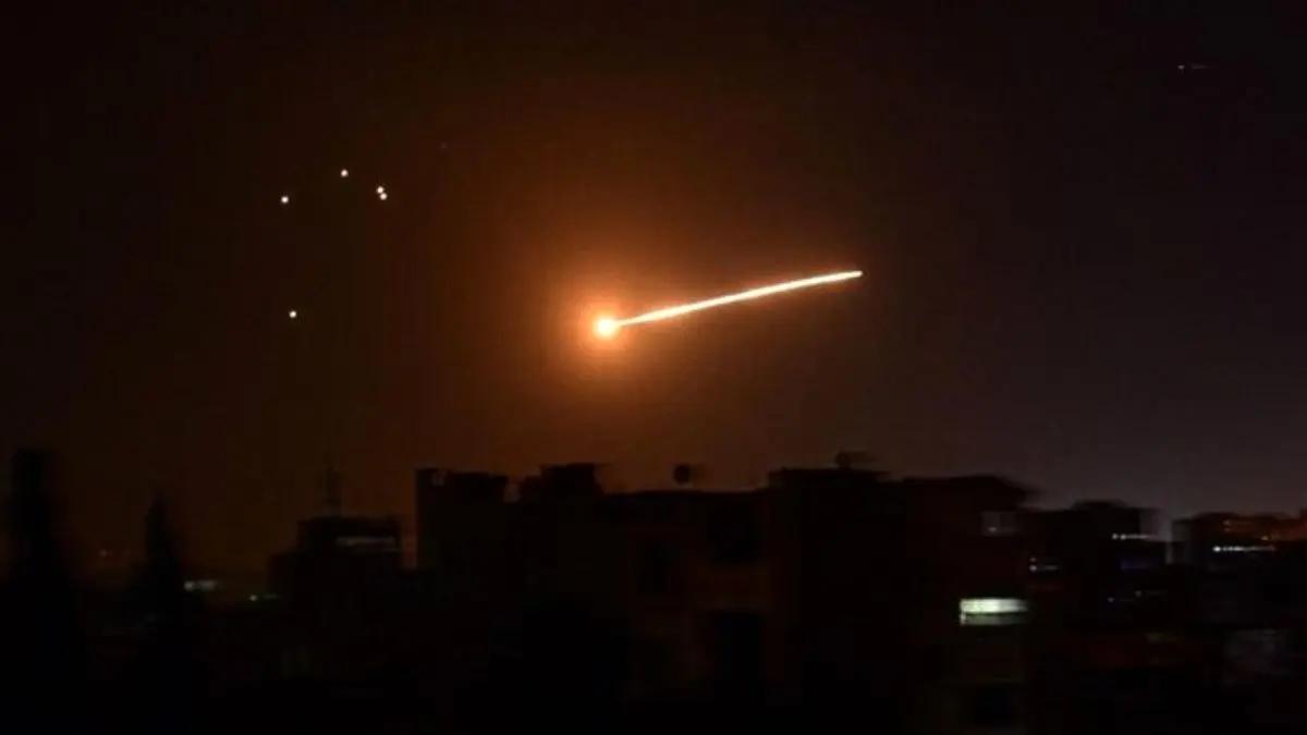 مقابله پدافند هوایی ارتش سوریه با تجاوزات رژیم صهیونیستی به حماه