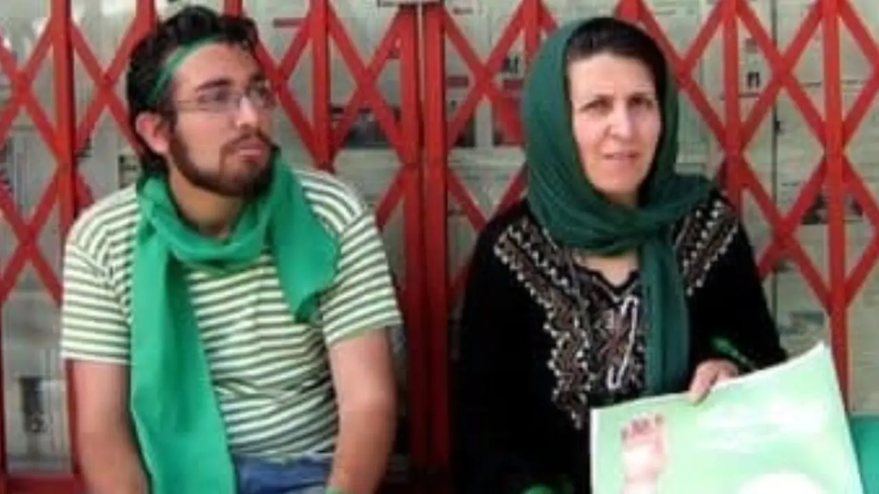 میرحسین موسوی با مادر سهراب اعرابی گفت‌وگو کرد