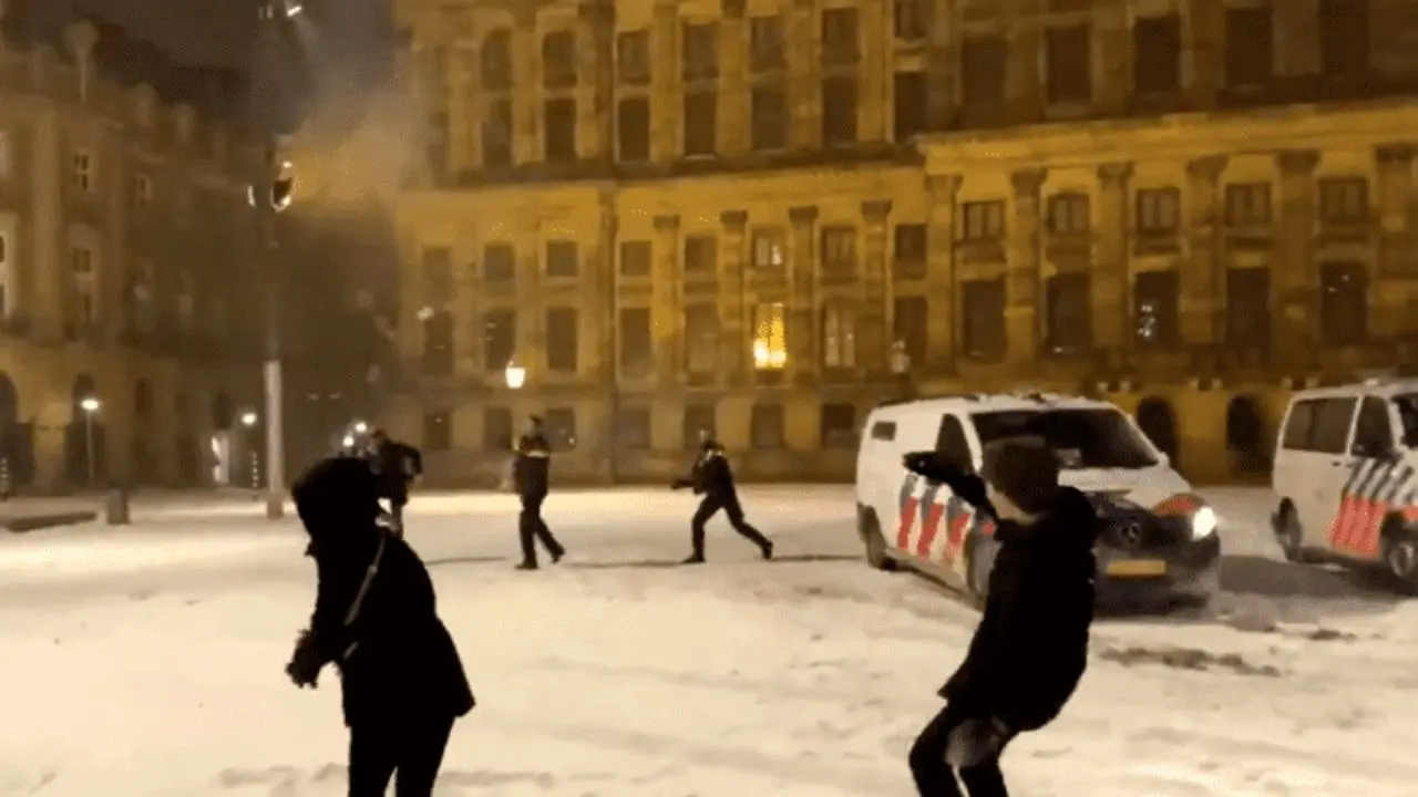 دور دنیا | درگیری پلیس و شهروندان به سبک هلندی + ویدئو