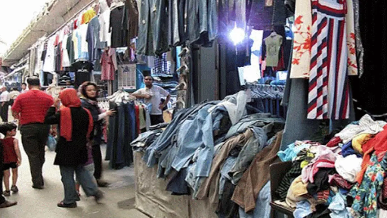 تصویر بازار پوشاک در آستانه سال نو