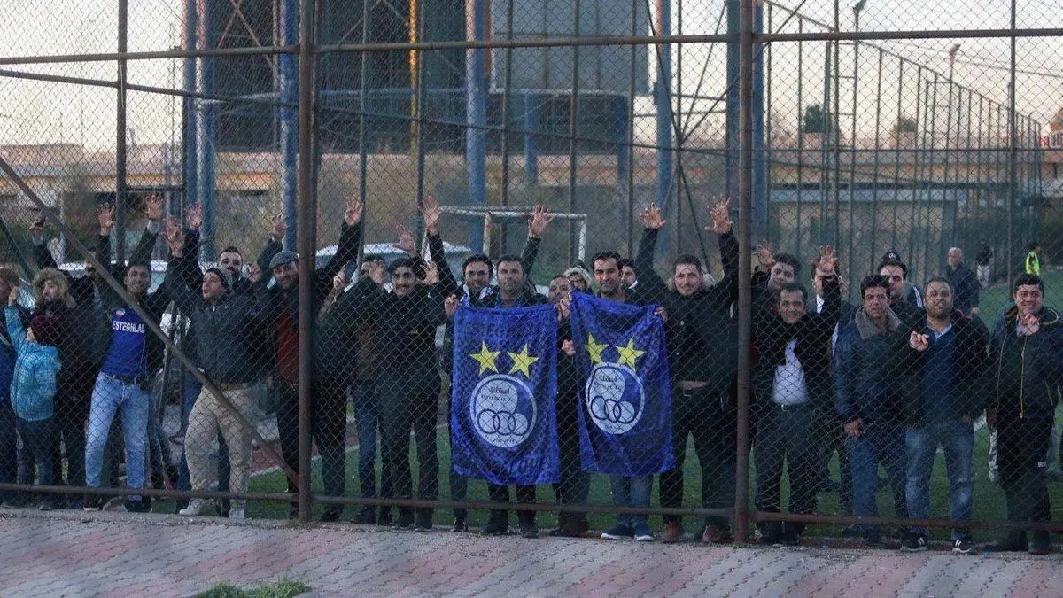 تجمع هواداران استقلال مقابل ساختمان این باشگاه / شعاد هواداران علیه مددی و خلیل‌زاده