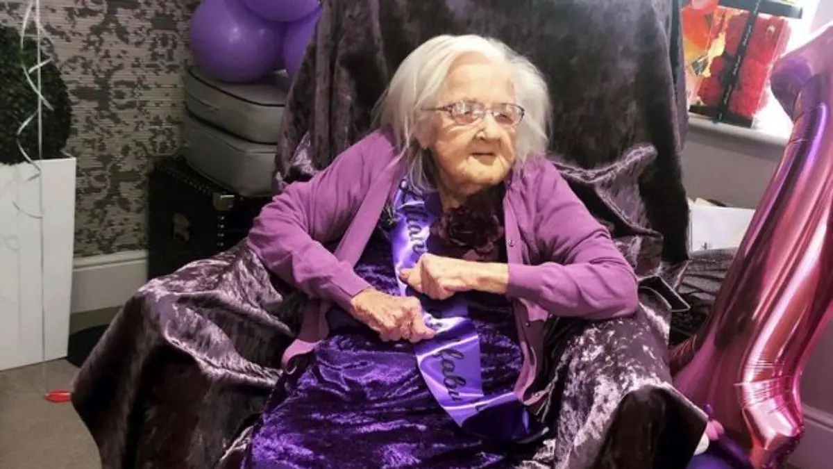 دور دنیا | زن 100 ساله تنها در جشن تولدش غافلگیر شد + عکس