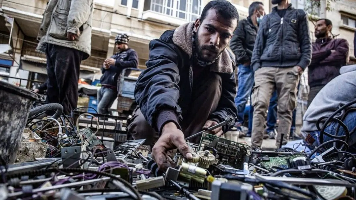 دور دنیا| جوان مبتکر فلسطینی از آهن‌قراضه خودروهای برقی می‌سازد
