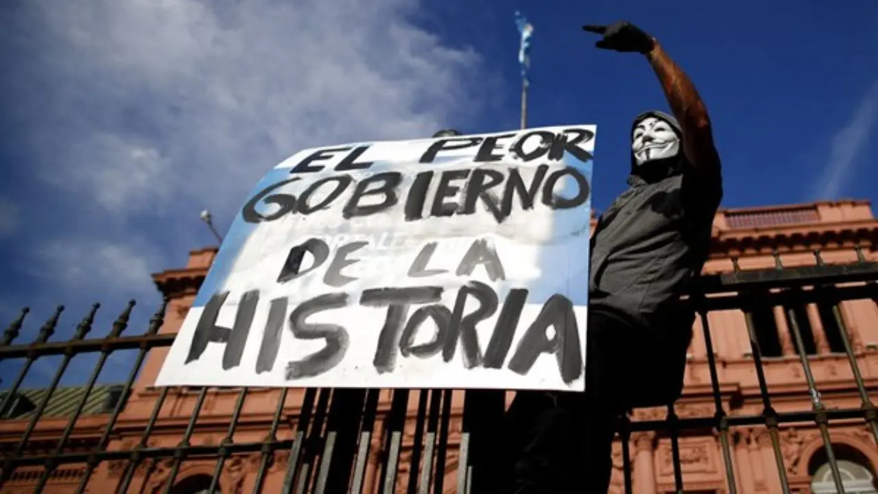 اعتراضات هزاران آرژانتینی به پارتی‌بازی واکسنی