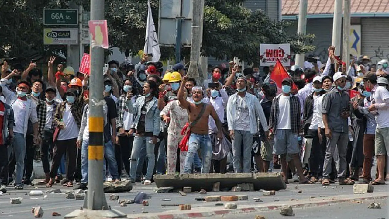 تداوم حملات پلیس میانمار به معترضان / 21 معترض میانماری کشته شدند