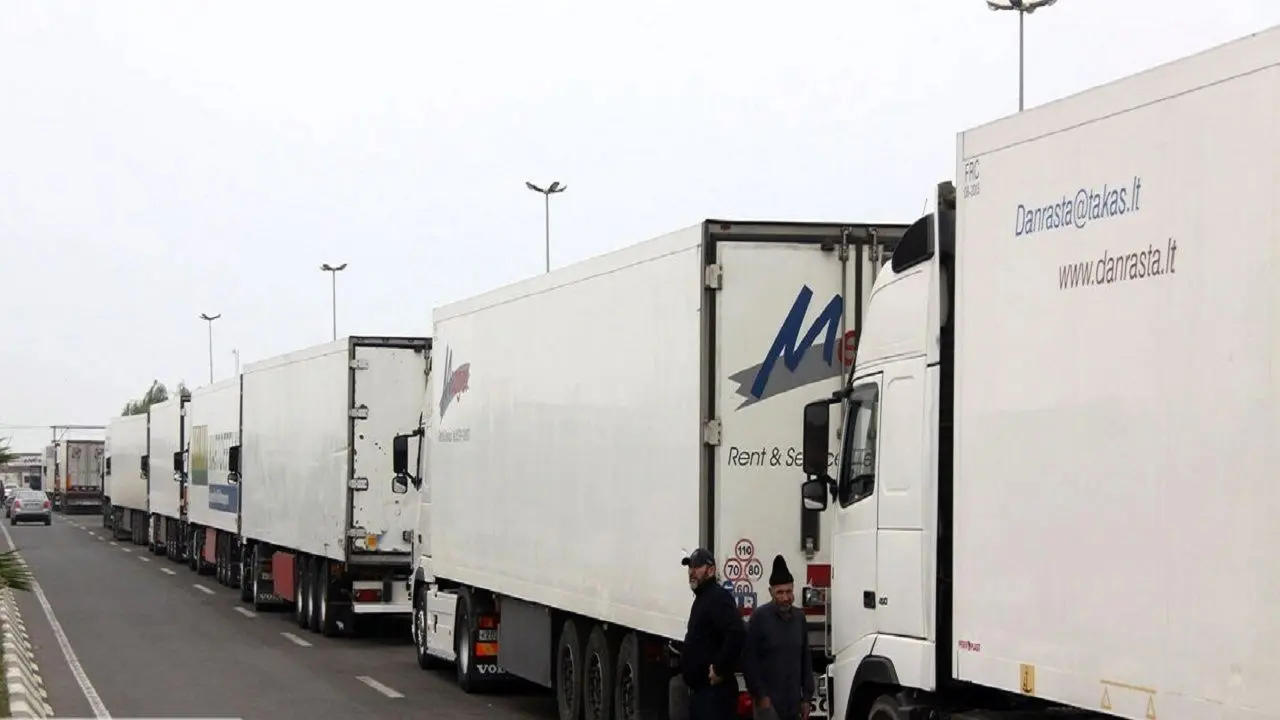 ترافیک کامیون‌ها در پشت درب گمرک این شهرستان نشان از رشد قابل توجه صادرات کشور دارد