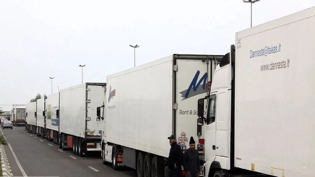 ترافیک کامیون‌ها در پشت درب گمرک این شهرستان نشان از رشد قابل توجه صادرات کشور دارد