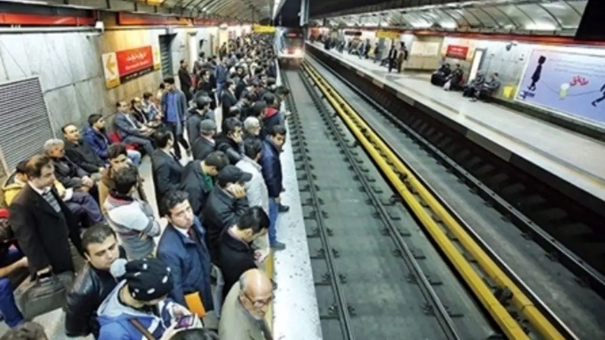 ازدحام جمعیت در مترو تهران/ محدودیت تردد در شهر زیرزمینی اجرا می‌شود؟